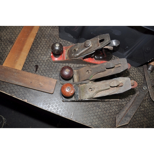 1113 - A BOX OF WOODWORKING TOOLS AND A WORKMATE including a Rapier 400 wood plane, two similar planes Made... 