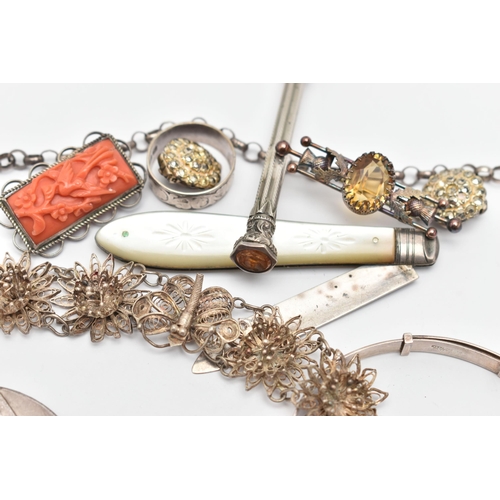 86 - A SELECTION OF SILVER AND WHITE METAL JEWELLERY, to include a Scottish thistle bar brooch with centr... 