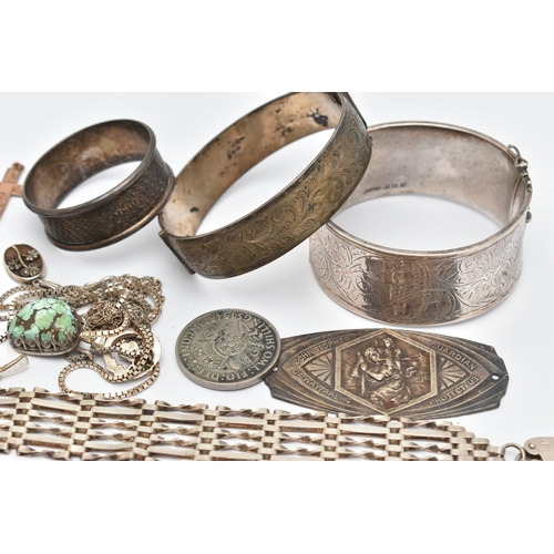 109 - ASSORTED SILVER AND WHITE METAL JEWELLERY, to include a wide silver hinged bangle, foliage pattern, ... 