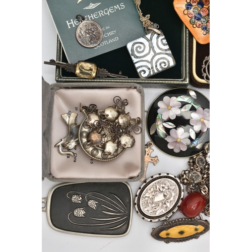 137 - A SELECTION OF SILVER AND WHITE METAL JEWELLERY, to include a white metal oval locket with floral de... 