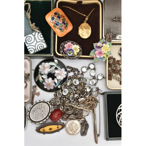 137 - A SELECTION OF SILVER AND WHITE METAL JEWELLERY, to include a white metal oval locket with floral de... 