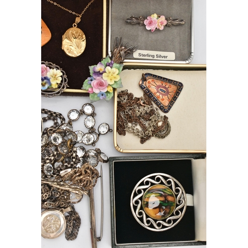 137 - A SELECTION OF SILVER AND WHITE METAL JEWELLERY, to include a white metal oval locket with floral de... 