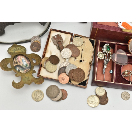 165 - ASSORTED ITEMS, to include a small jewellery box including an AF yellow metal, double sided heart sh... 