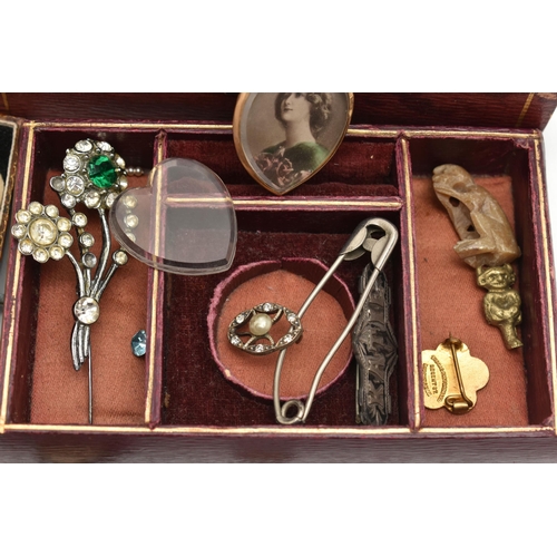 165 - ASSORTED ITEMS, to include a small jewellery box including an AF yellow metal, double sided heart sh... 