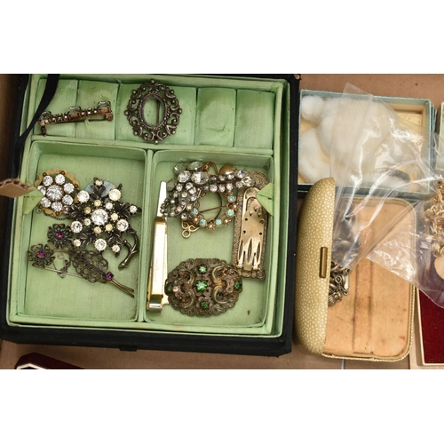 174 - A BOX OF ASSORTED ITEMS, to include a small jewellery box with costume brooches and imitation pearls... 