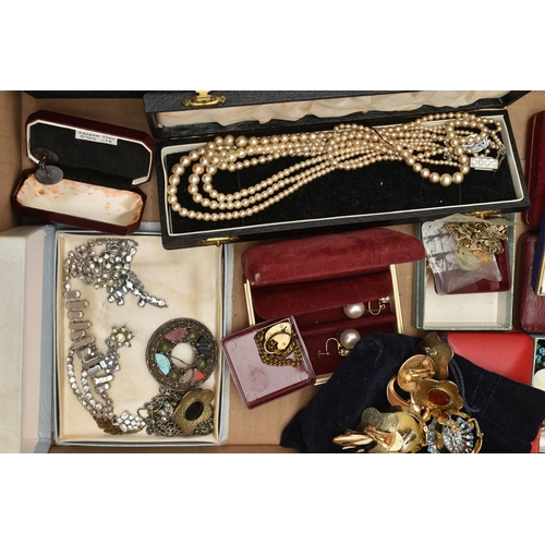 174 - A BOX OF ASSORTED ITEMS, to include a small jewellery box with costume brooches and imitation pearls... 