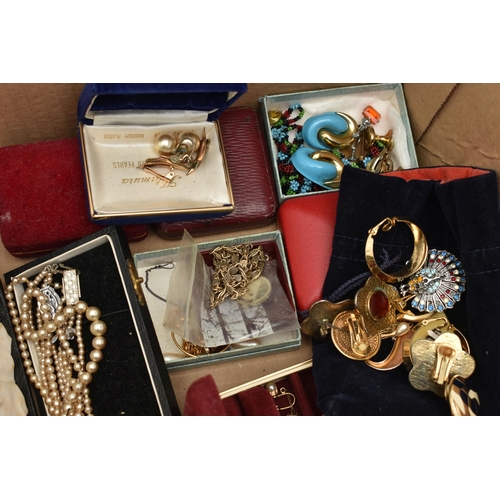 174 - A BOX OF ASSORTED ITEMS, to include a small jewellery box with costume brooches and imitation pearls... 