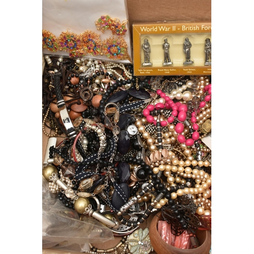 179 - A BOX OF ASSORTED COSTUME JEWELLERY AND ITEMS, to include a small basket tray of collectable teaspoo... 