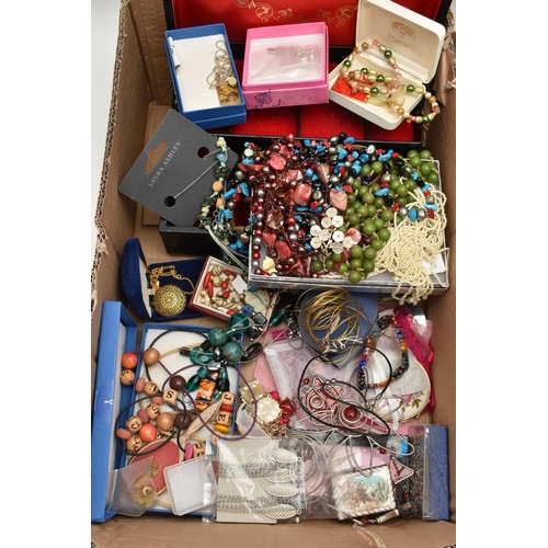 181 - A BOX OF ASSORTED COSTUME JEWELLERY, to include a black jewellery box, a grey and pink fabric jewell... 