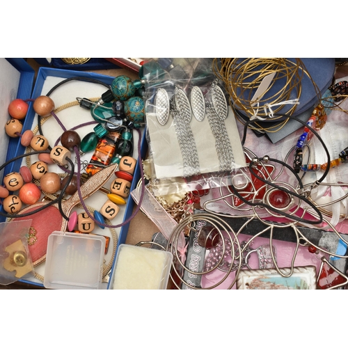 181 - A BOX OF ASSORTED COSTUME JEWELLERY, to include a black jewellery box, a grey and pink fabric jewell... 