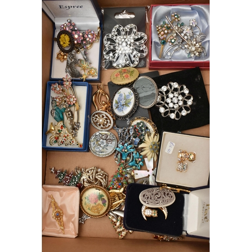 181 - A BOX OF ASSORTED COSTUME JEWELLERY, to include a black jewellery box, a grey and pink fabric jewell... 