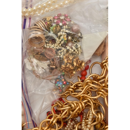 186 - A SELECTION OF COSTUME JEWELLERY, to include necklaces, brooches, earrings etc.