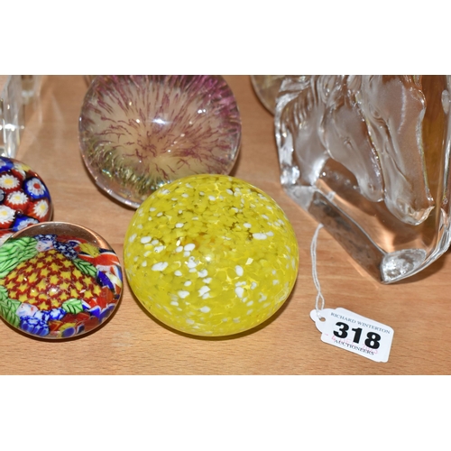 318 - A COLLECTION OF GLASS AND RESIN PAPERWEIGHTS, to include a Crystal Clear Collectables reverse glass ... 