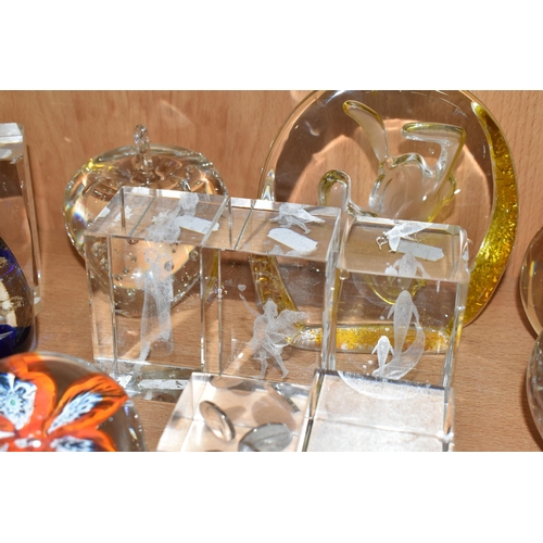 318 - A COLLECTION OF GLASS AND RESIN PAPERWEIGHTS, to include a Crystal Clear Collectables reverse glass ... 