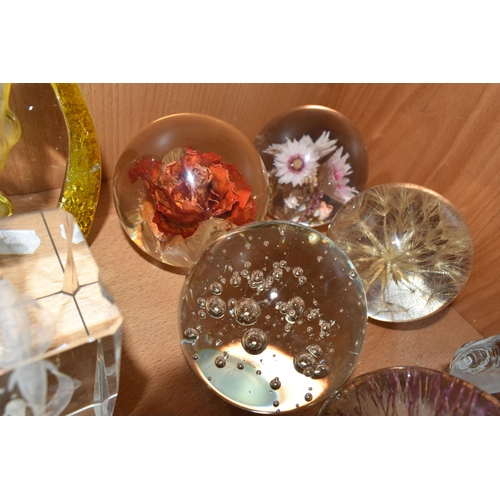 318 - A COLLECTION OF GLASS AND RESIN PAPERWEIGHTS, to include a Crystal Clear Collectables reverse glass ... 