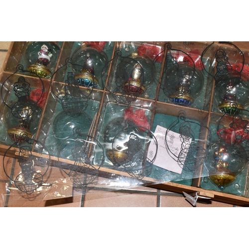 327 - A BOX OF EIGHT GLASS BAUBLES BY THOMAS PACCONI, 2005 Collection, each containing a different figure/... 