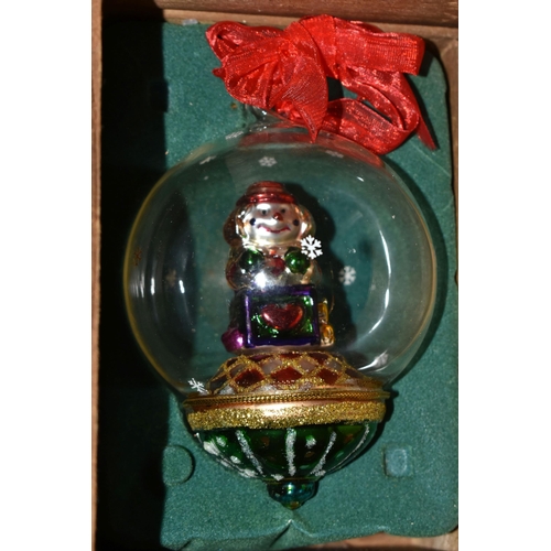 327 - A BOX OF EIGHT GLASS BAUBLES BY THOMAS PACCONI, 2005 Collection, each containing a different figure/... 