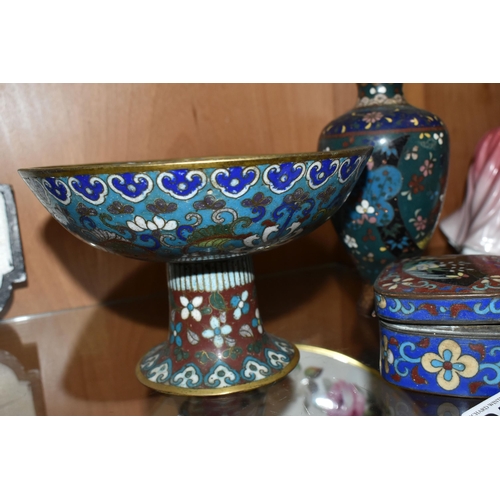 346 - THREE PIECES OF ORIENTAL CLOISONNE, comprising a trinket box with a hinged lid, blue decoration arou... 