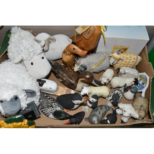 385 - ONE BOX OF ANIMAL AND BIRD ORNAMENTS, to include a modern boxed John Beswick Highland Cow (broken ho... 