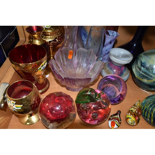 395 - A COLLECTION OF DECORATIVE GLASS ITEMS, to include a Mdina pulled lobe / ear vase, Mdina paperweight... 