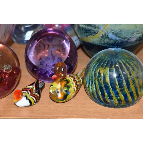 395 - A COLLECTION OF DECORATIVE GLASS ITEMS, to include a Mdina pulled lobe / ear vase, Mdina paperweight... 