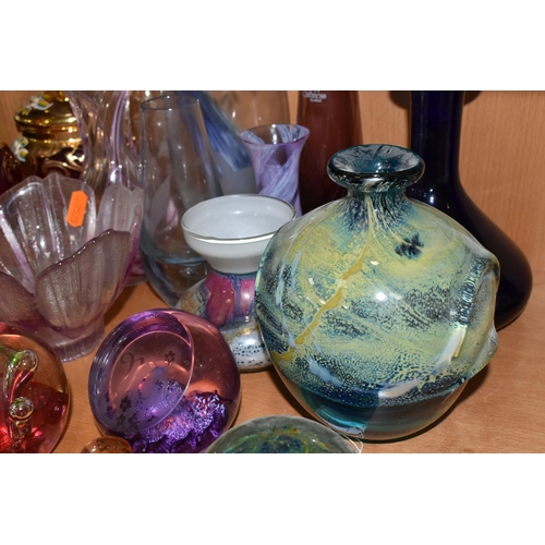 395 - A COLLECTION OF DECORATIVE GLASS ITEMS, to include a Mdina pulled lobe / ear vase, Mdina paperweight... 