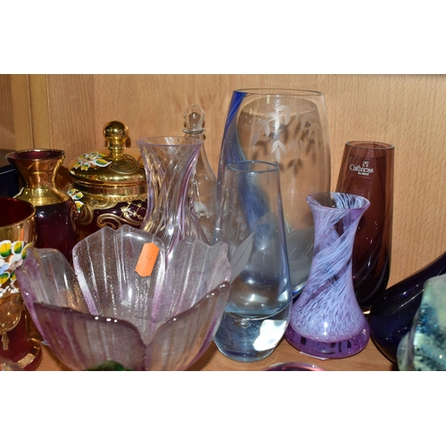 395 - A COLLECTION OF DECORATIVE GLASS ITEMS, to include a Mdina pulled lobe / ear vase, Mdina paperweight... 