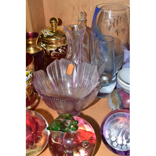 395 - A COLLECTION OF DECORATIVE GLASS ITEMS, to include a Mdina pulled lobe / ear vase, Mdina paperweight... 