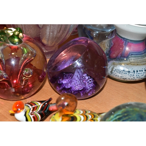 395 - A COLLECTION OF DECORATIVE GLASS ITEMS, to include a Mdina pulled lobe / ear vase, Mdina paperweight... 