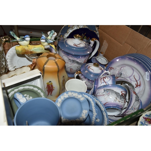 417 - A BOX AND LOOSE CERAMICS, GLASS AND METAL WARES, to include thirty two pieces of Mason's Strathmore ... 