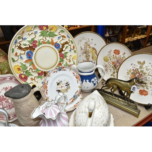 422 - A GROUP OF LATE 19TH/EARLY 20TH CENTURY CERAMICS, comprising a Radford's Charger, diameter 40cm, thr... 