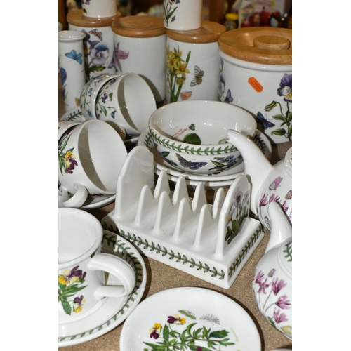 425 - A LARGE QUANTITY OF PORTMEIRION 'THE BOTANIC GARDEN' OVEN TO TABLEWARE, comprising a teapot, a teapo... 