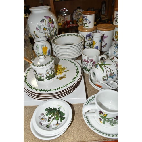 425 - A LARGE QUANTITY OF PORTMEIRION 'THE BOTANIC GARDEN' OVEN TO TABLEWARE, comprising a teapot, a teapo... 