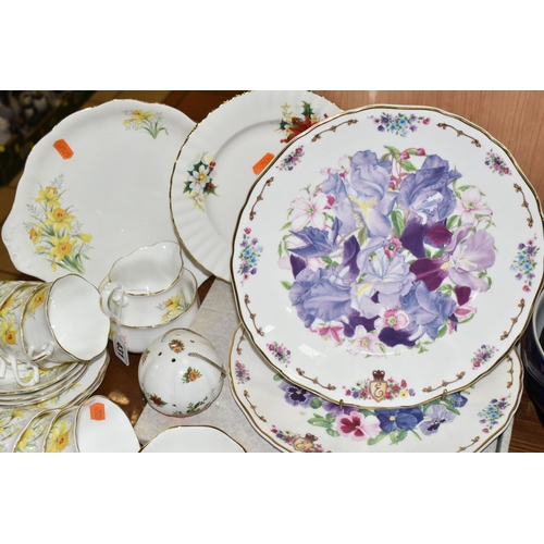 431 - A GROUP OF ROYAL ALBERT TEA WARE, comprising a Friendship Series 'Daffodil' pattern cake plate, milk... 