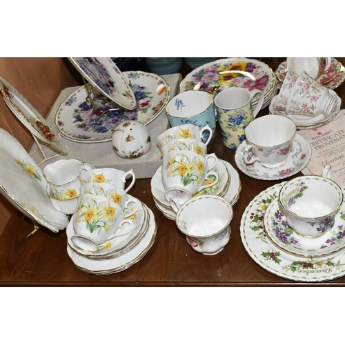 431 - A GROUP OF ROYAL ALBERT TEA WARE, comprising a Friendship Series 'Daffodil' pattern cake plate, milk... 