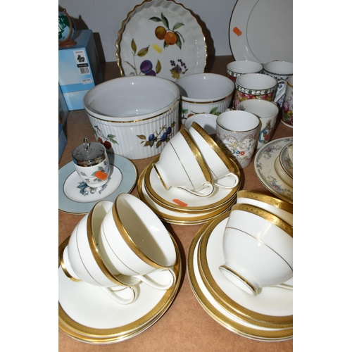 460 - A GROUP OF CERAMIC TEA AND DINNER WARE, to include two dinner plates and two tea plates in Portmeiri... 