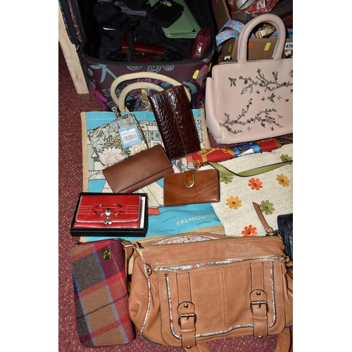 475 - A LARGE QUANTITY OF HANDBAGS, PURSES, SUITCASES AND WEEKEND BAGS, to include maker's names Yoshi, Pe... 