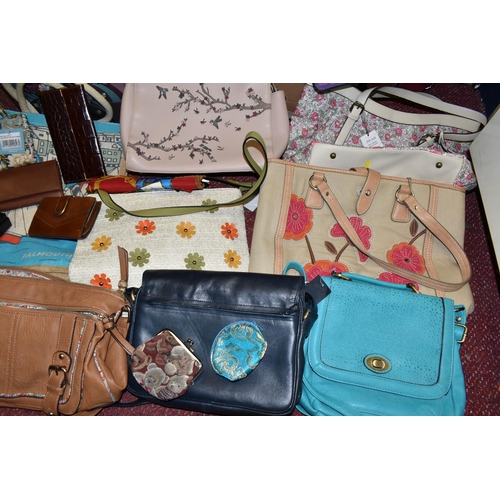 475 - A LARGE QUANTITY OF HANDBAGS, PURSES, SUITCASES AND WEEKEND BAGS, to include maker's names Yoshi, Pe... 