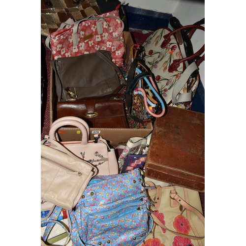 475 - A LARGE QUANTITY OF HANDBAGS, PURSES, SUITCASES AND WEEKEND BAGS, to include maker's names Yoshi, Pe... 