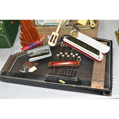 542 - AN EARLY 20TH CENTURY AUTO HARP AND A BOX OF MUSICAL INSTRUMENTS, including a boxed Hero chromatic h... 