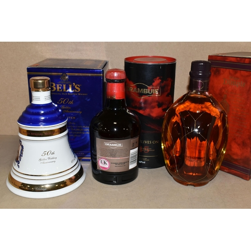 214 - WHISKY & LIQUEUR, Three Bottles comprising one bottle of The Original Dimple De Luxe Scotch Whisky, ... 