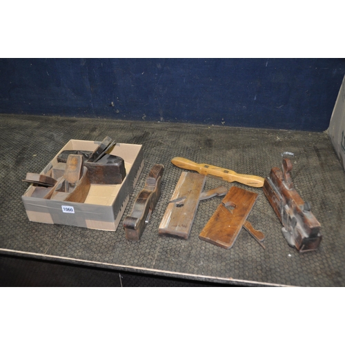 1060 - A TRAY CONTAINING EIGHT VINTAGE WOOD PLANES including a steel bodied rebate plane, three moulding pl... 