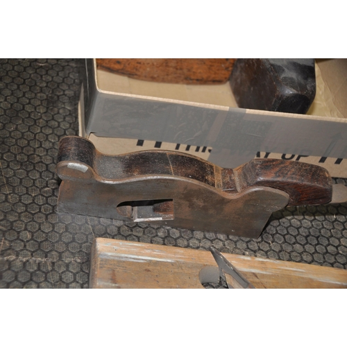 1060 - A TRAY CONTAINING EIGHT VINTAGE WOOD PLANES including a steel bodied rebate plane, three moulding pl... 