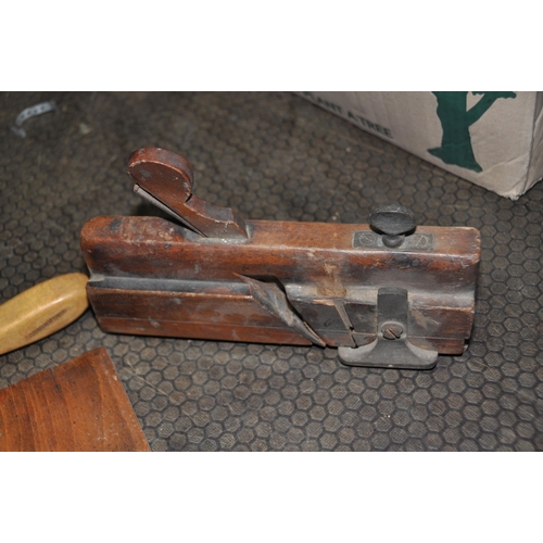 1060 - A TRAY CONTAINING EIGHT VINTAGE WOOD PLANES including a steel bodied rebate plane, three moulding pl... 