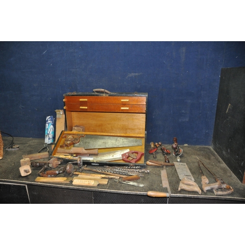 1061 - A VINTAGE CARPENTERS TOOLBOX CONTAINING TOOLS with lock and one key including three wooden spokeshav... 