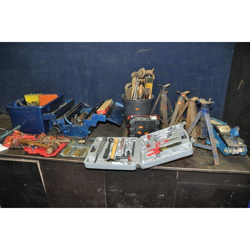 1062 - A QUANTITY OF AUTOMOTIVE TOOLS including a trolley jack (no bar) four axle stands, spanners,  socket... 