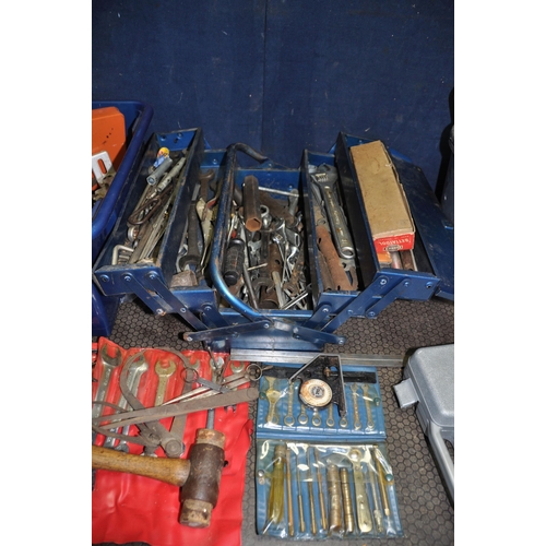 1062 - A QUANTITY OF AUTOMOTIVE TOOLS including a trolley jack (no bar) four axle stands, spanners,  socket... 