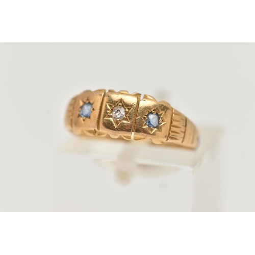 22 - AN EARLY 20TH CENTURY 18CT GOLD GEMSET RING, two circular cut sapphires and an old cut diamond, set ... 