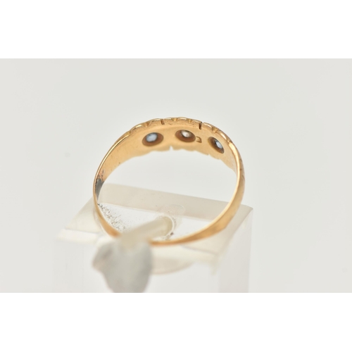 22 - AN EARLY 20TH CENTURY 18CT GOLD GEMSET RING, two circular cut sapphires and an old cut diamond, set ... 