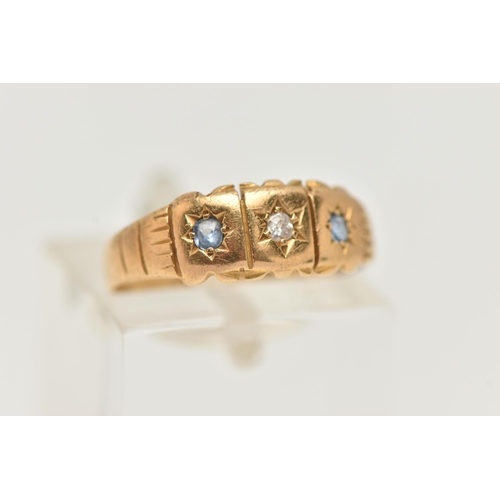 22 - AN EARLY 20TH CENTURY 18CT GOLD GEMSET RING, two circular cut sapphires and an old cut diamond, set ... 